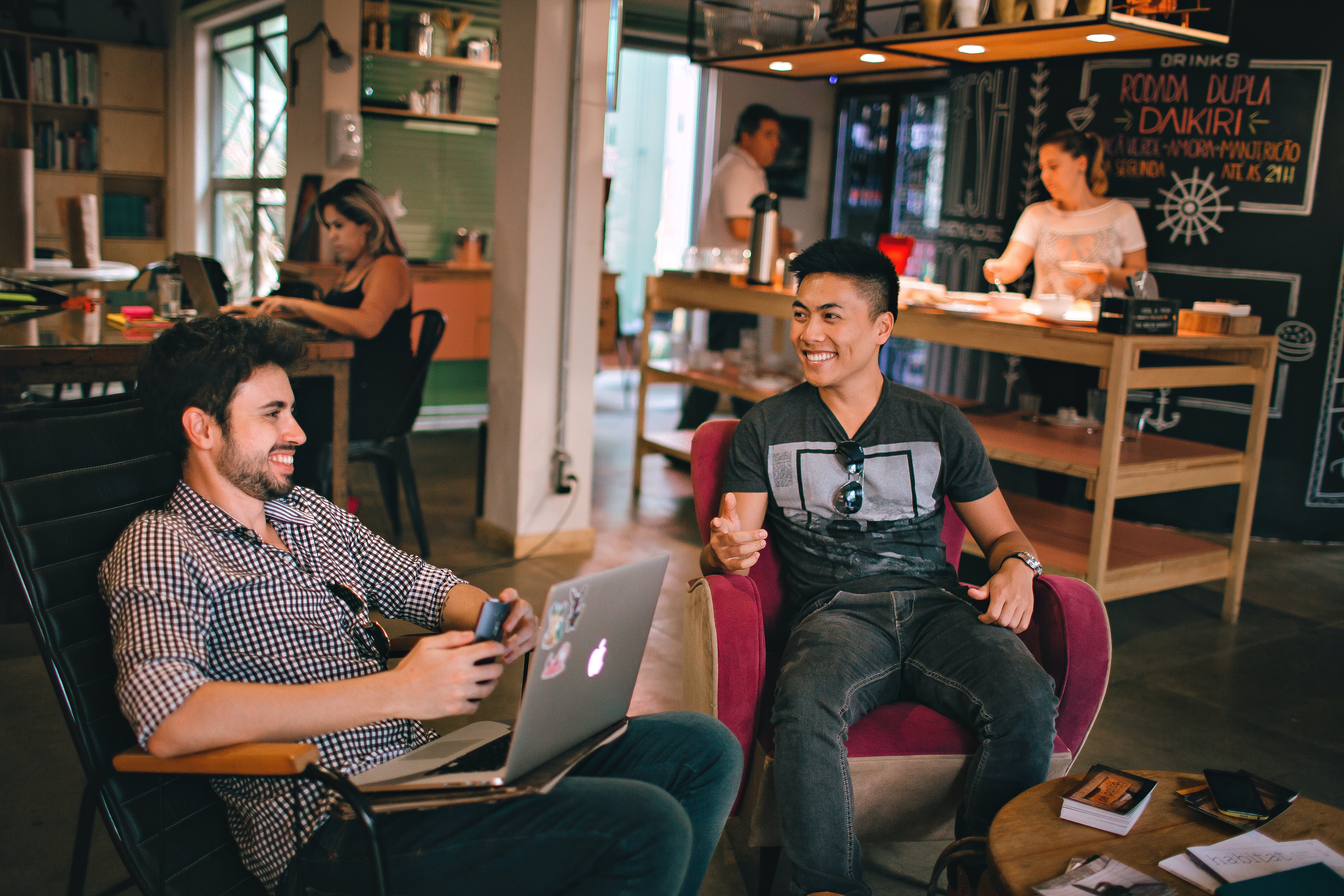 KMP Trading | Et socialt og sikkert sted at arbejde. Photo by Helena Lopes: https://www.pexels.com/photo/photograph-of-men-having-conversation-seating-on-chair-1015568/